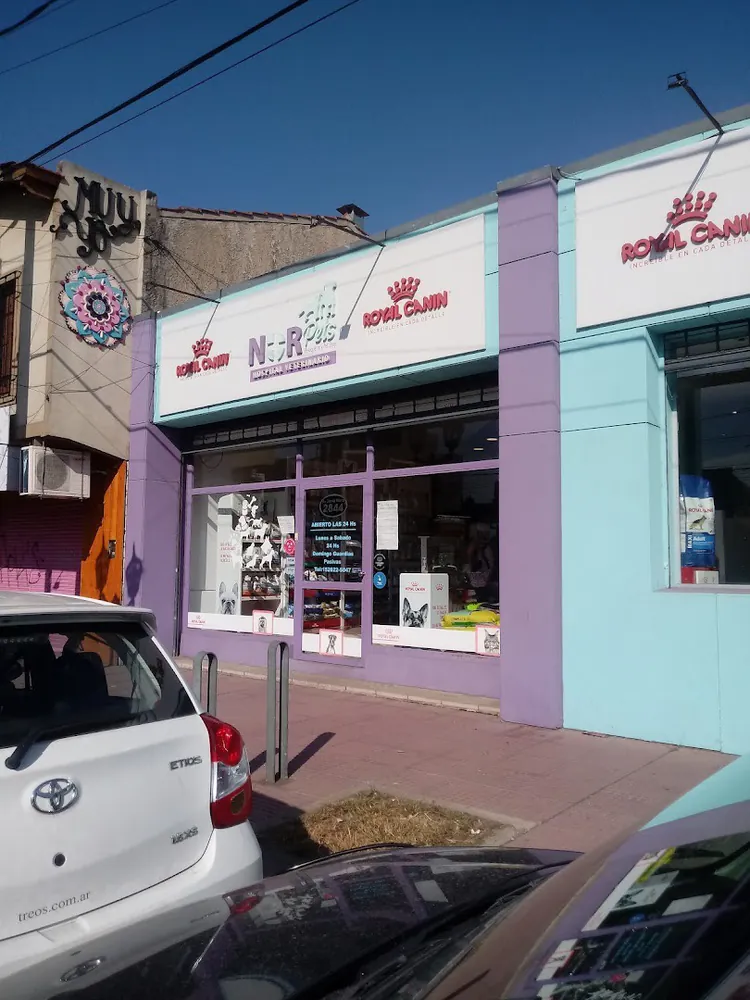 El frente de Norpets, violeta y turquesa, con el cartel blanco arriba